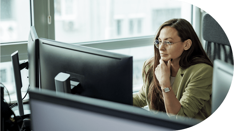 woman-looking-at-computer