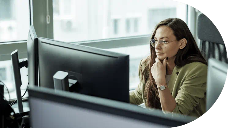 woman-looking-at-computer