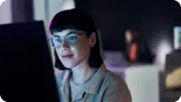 woman-with-glasses-at-computer