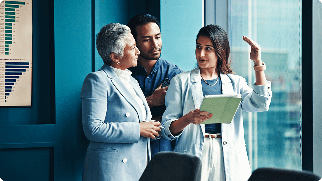 co-workers-discussing-work