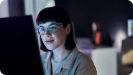 woman-with-glasses-at-computer