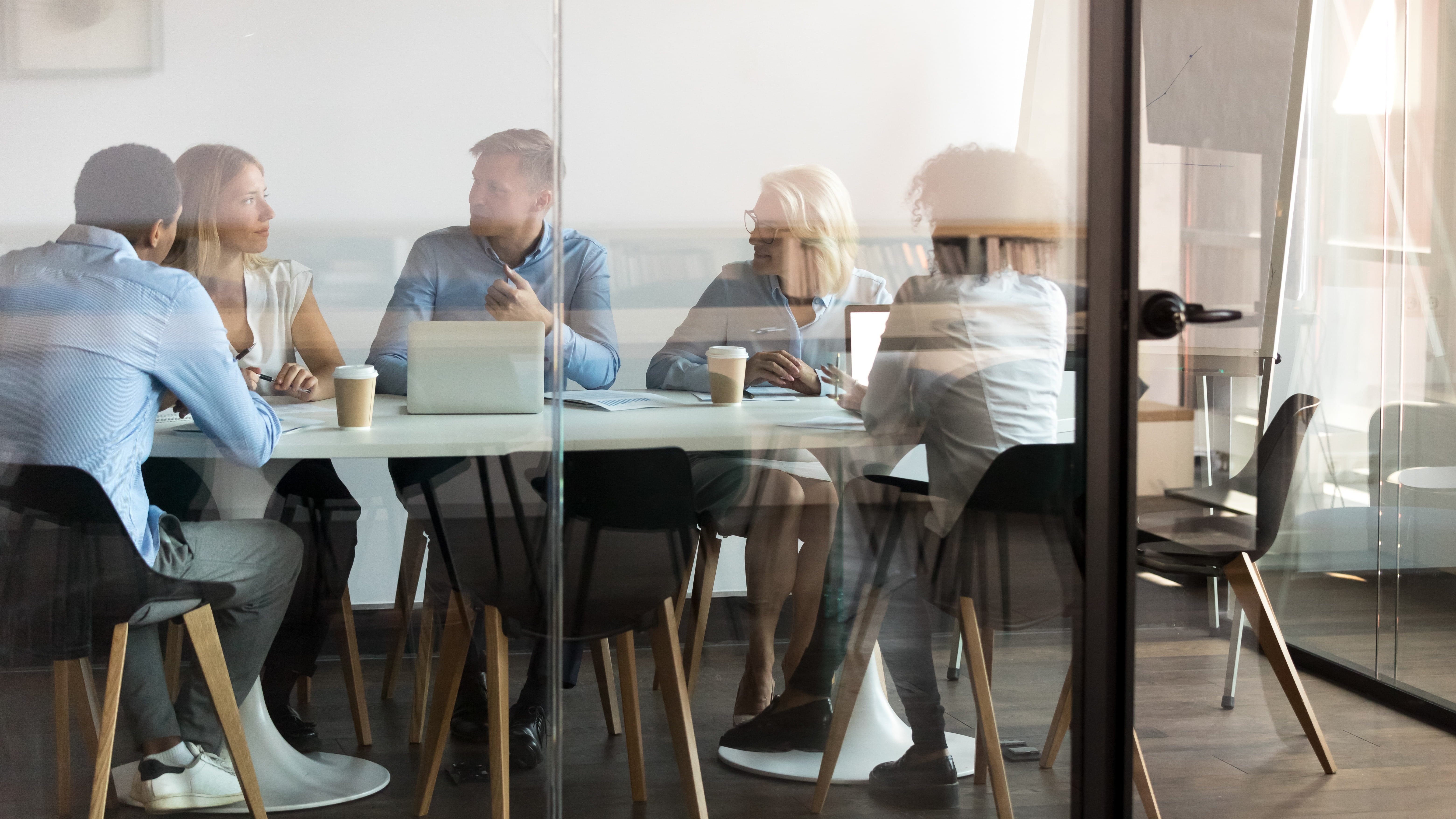 team-gathering-around-table
