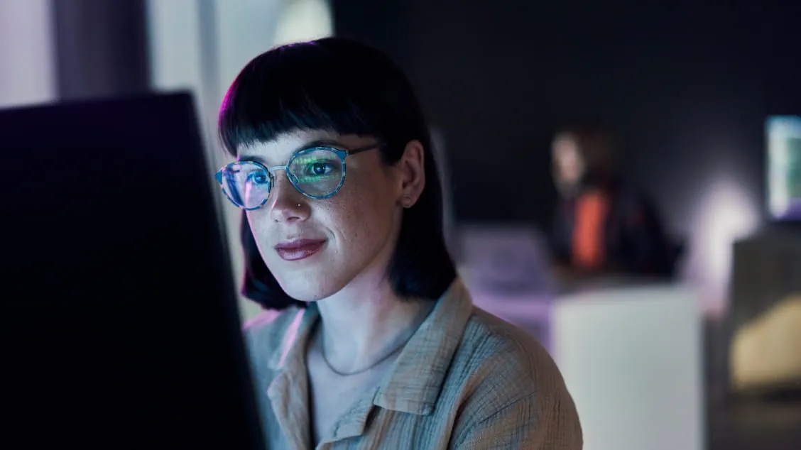 woman-in-glasses-at-computer